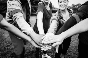 Grupo de personas uniendo las manos en señal de comunidad