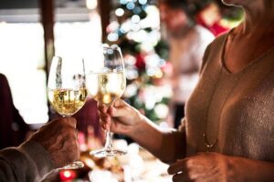 Grupo de personas celebrando juntas la Navidad con copas en la mano