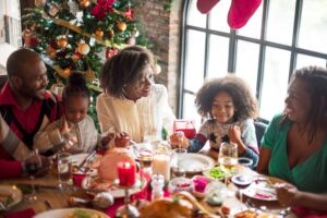 Grupo de personas reunidas para celebrar la Navidad